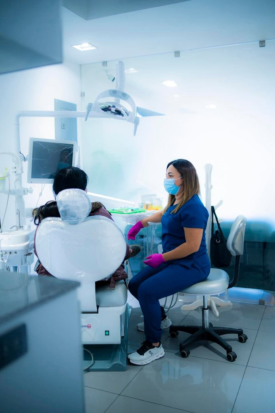 Doctora de Dental City junto a una paciente en el consultorio
