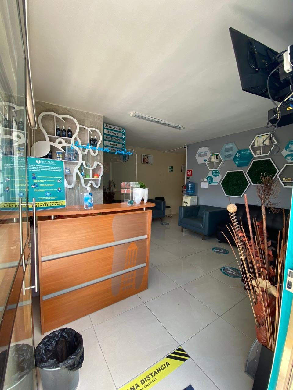 Recepción y sala de espera de Dental City Xalapa